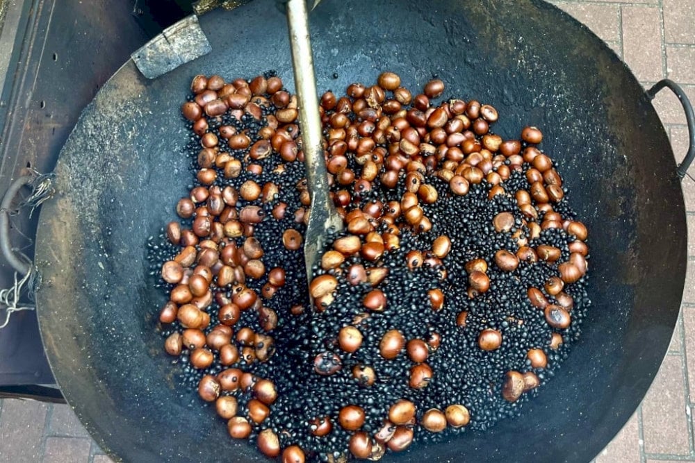 The chestnuts can be enjoyed as they are, or mixed with a pinch of salt or sugar for added flavor